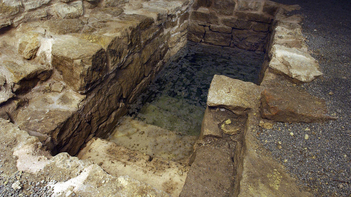 Eine Treppe aus Stein führt zu einer Mikwe, einem rituellen Tauchbad für Juden.