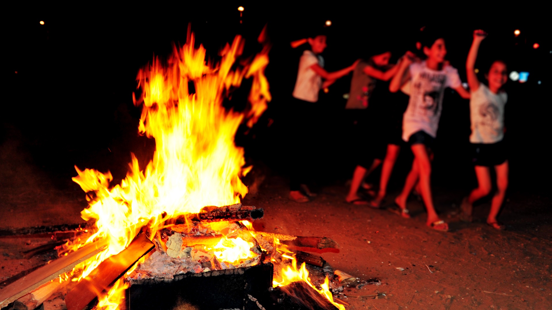 Israelische Kinder und Jugendliche tanzen am Lagerfeuer
