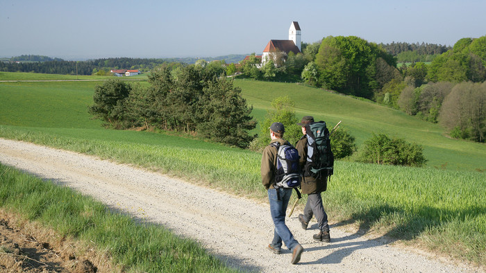 Zwei Pilgerer auf dem St. Jakobsweg im Landkreis Altötting in Oberbayern