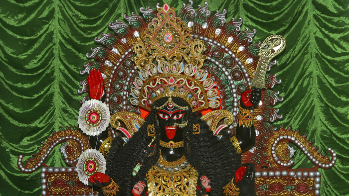 Statue der Hindu-Göttin Kali streckt die Zunge raus.