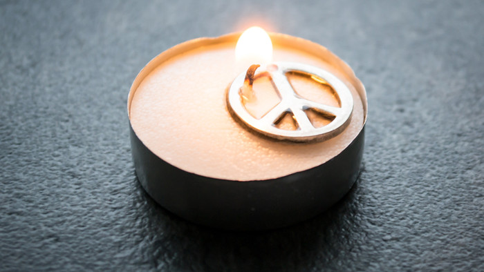 Peacezeichen mit Kerze
