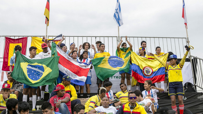 Brasilianische Fans auf einer Tribüne.