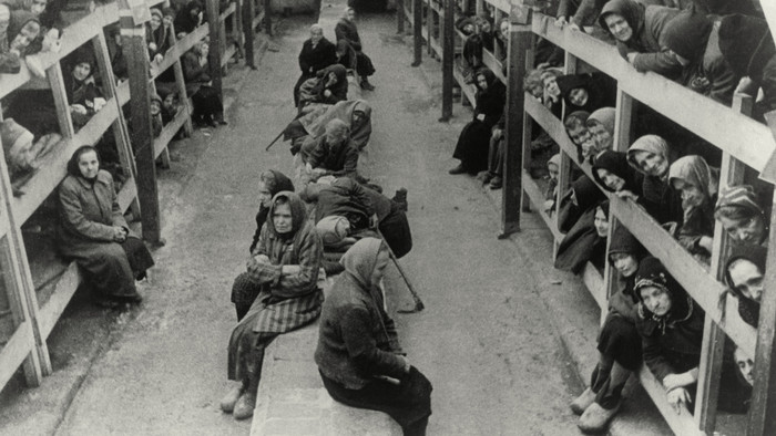 Weibliche Häftlinge in einer Lagerbaracke im KZ Auschwitz-Birkenau