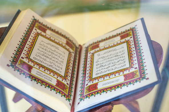 Aufgeschlagener Koran auf einem Lesepult