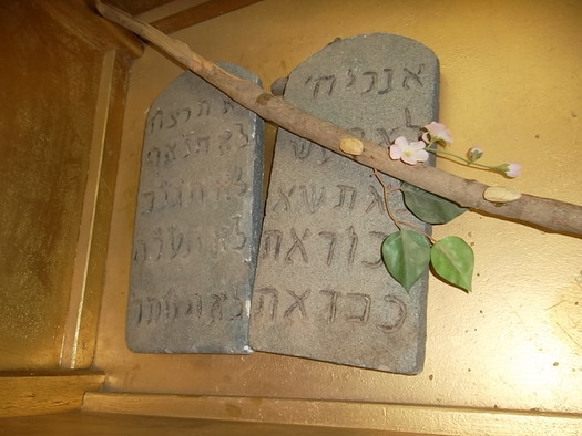 Gebotstafeln mit den zehn Geboten in hebräischer Schrift in einem Museum.
