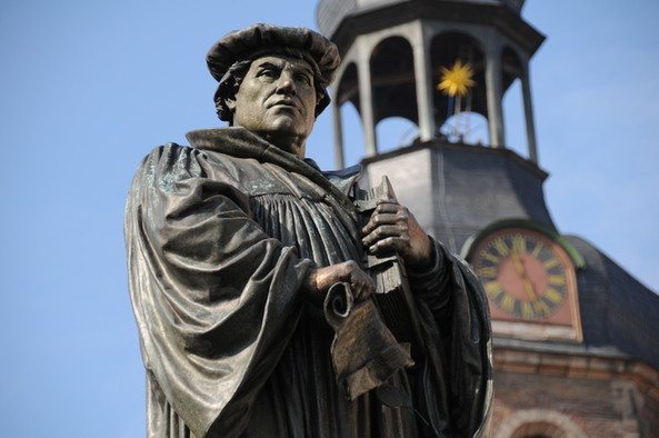 Bronzestatue von Martin Luther in Eisleben.