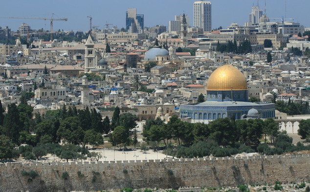 Blick auf die Stadt Jerusalem mit der goldenen Kuppel des Felsendoms.