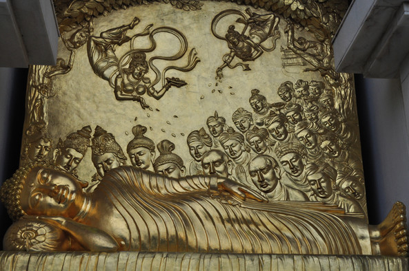 Relief eines liegenden goldenen Buddha in einem Tempel im indischen Staat Maharashtra.