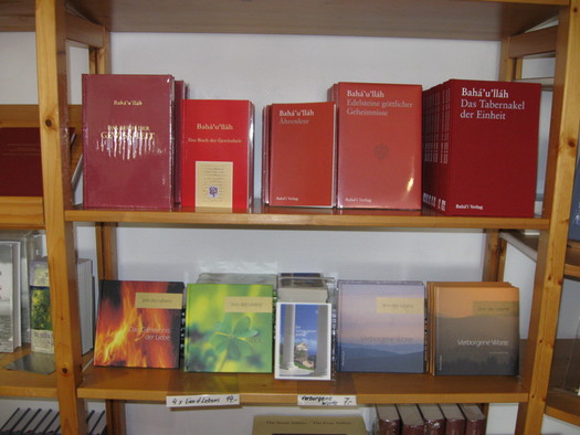 Blick in eine Bücherregal mit Schriften des Baha'ullah.