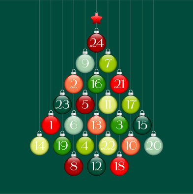 Tannenbaum aus 24 Weihnachtskugeln. Jede trägt eine Zahl von 1 bis 24 