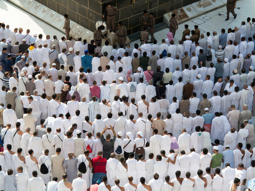 Viele weiß gekleidete Pilger vor der Kaaba in Mekka. 