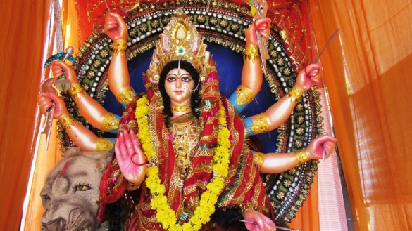 Statue der Hindu-Göttin Durga mit acht Armen und einem dritten Auge auf der Stirn.