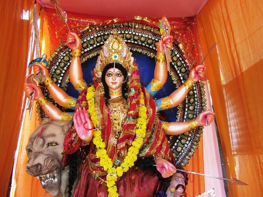 Statue der Hindu-Göttin Durga mit acht Armen und einem dritten Auge auf der Stirn.