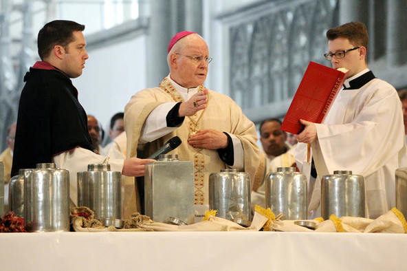 Ein Bischof weiht im Dom zu Augsburg in der Chrisammesse die drei Heiligen Öle.