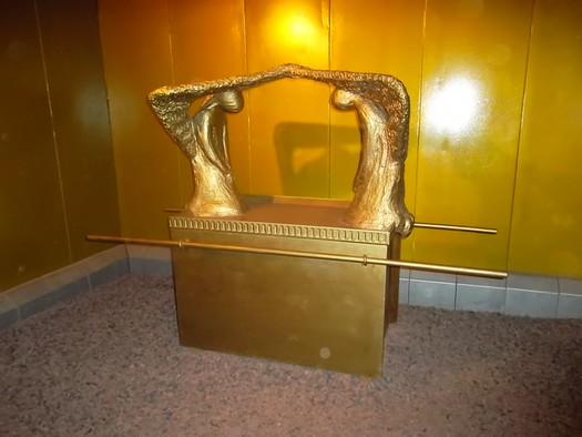 Eine goldfarbene Truhe mit Stangen zum Tragen - eine Nachbildung der Bundeslade, in der die Tafeln mit den Zehn Geboten aufbewahrt worden sein sollen.