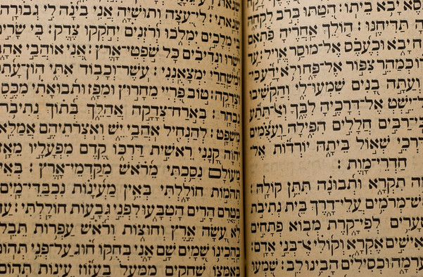 Ein aufgeschlagenes Buch mit hebräischer Schrift.