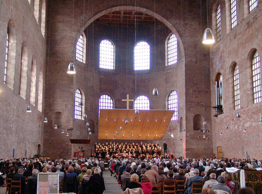 Blick auf die Apsis der Römischen Konstantin Basilika in Trier während eines Konzertes.