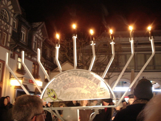 Ein großer neunarmiger Leuchter bei einer jüdischen Chanukka-Feier in der Fußgängerzone in Bad Homburg.