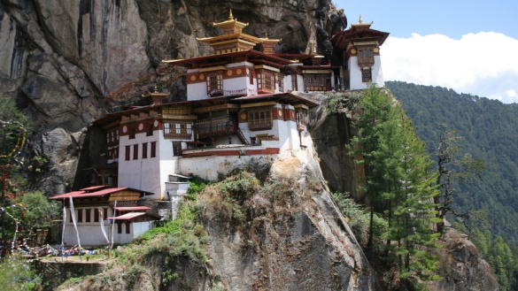 Blick auf das buddhistische Kloster Taktsang in den Bergen des Königreiches Bhutan. Das Kloster heißt auf Tigernest.