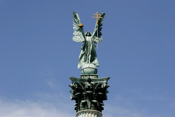 Eine Statue mit dem Erzengel Gabriel in Budapest.