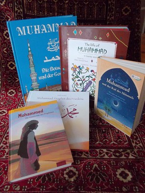 Verschiedene Bücher über den Propheten Mohammed auf einem Teppich.