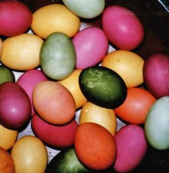 Gelb, grün, pink, orange und rot gefärbte und hart gekochte Ostereier.