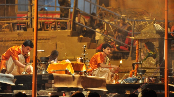 Ein Hindu entzündet Räucherkerzen bei einer Puja am Abend.