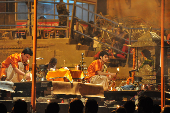 Ein Hindu entzündet Räucherkerzen bei einer Puja am Abend.