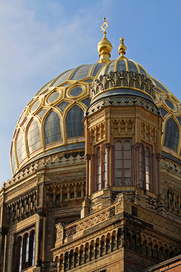 Kuppel der Neuen Synagoge Berlin Oranienburger Straße in prächtig bunten Farben mit goldenen Verzierungen.