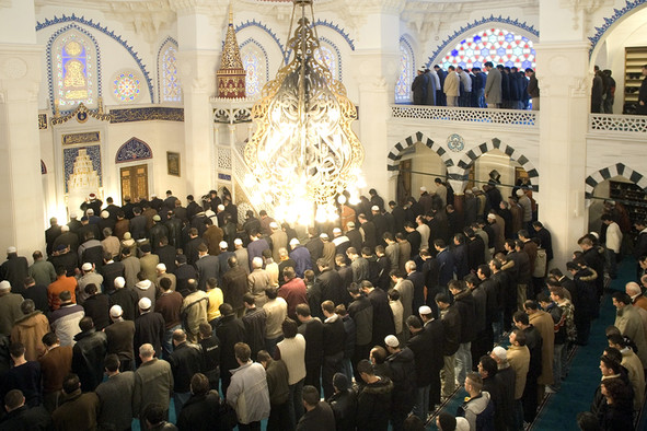 Blick von oben auf viele betende Muslime in der Sehitlik-Moschee im Berliner Stadteil Neukölln.