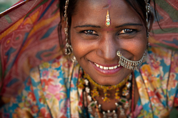 Porträt einer Inderin mit Nasenpiercing, das durch eine Kette mit dem Ohr verbunden ist.