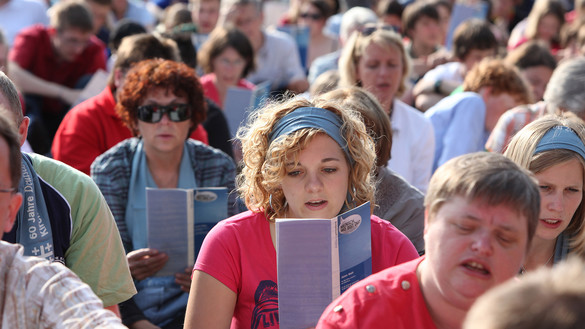 Protestanten singen auf dem 32. Deutschen Evangelischen Kirchentag in Bremen