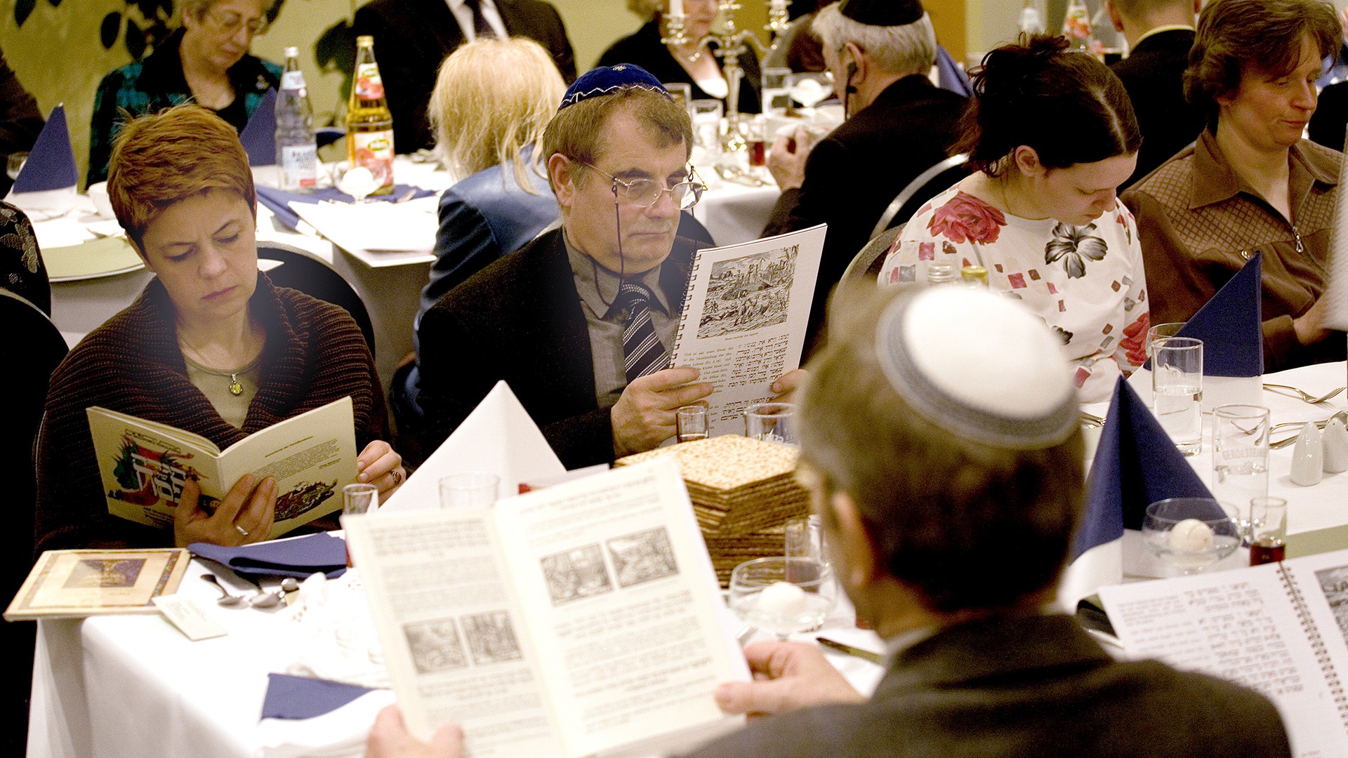 Juden lesen in der Haggada