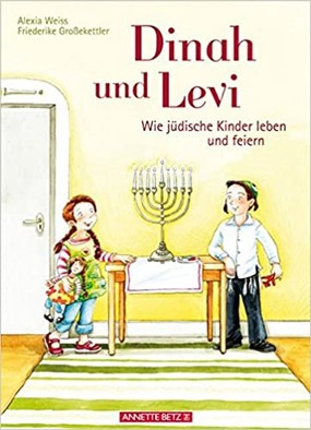 Buchcover “Dinah und Levi” von Alexia Weiss und Friederike Großekettler (Illustratorin) zu sehen sind zwei Kinder, die um einen Tisch stehen, auf dem ein Chanukka-Leuchter steht
