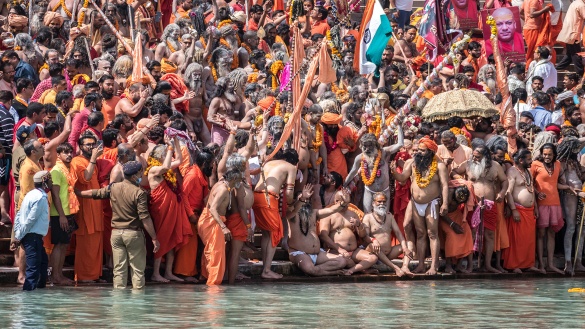 In der nördindischen Stadt Haridwar in Indien findet das Krugfest Kumbh Mela alle zwölf Jahre am Ufer des heiligen Flusses Ganges statt. 
