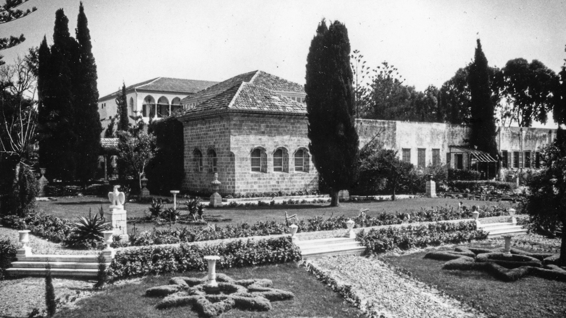 Schwarzweiß-Aufnahme des Schreins des Bahá'u'lláhs in 1957