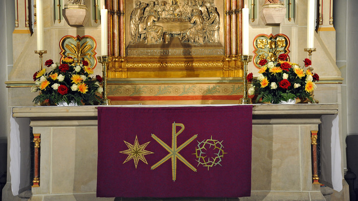 Altar mit violettem Altartuch