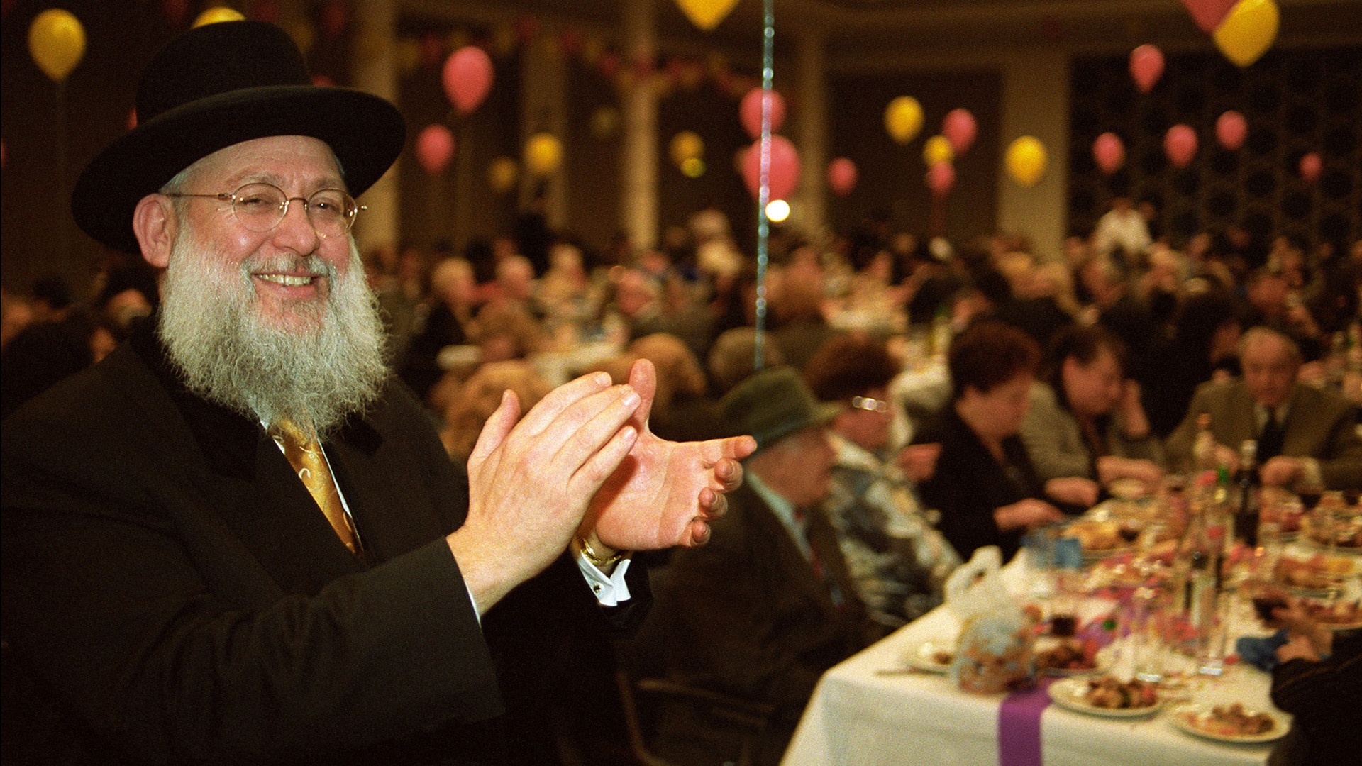 Mann klatscht während des Festes am Purim-Tag