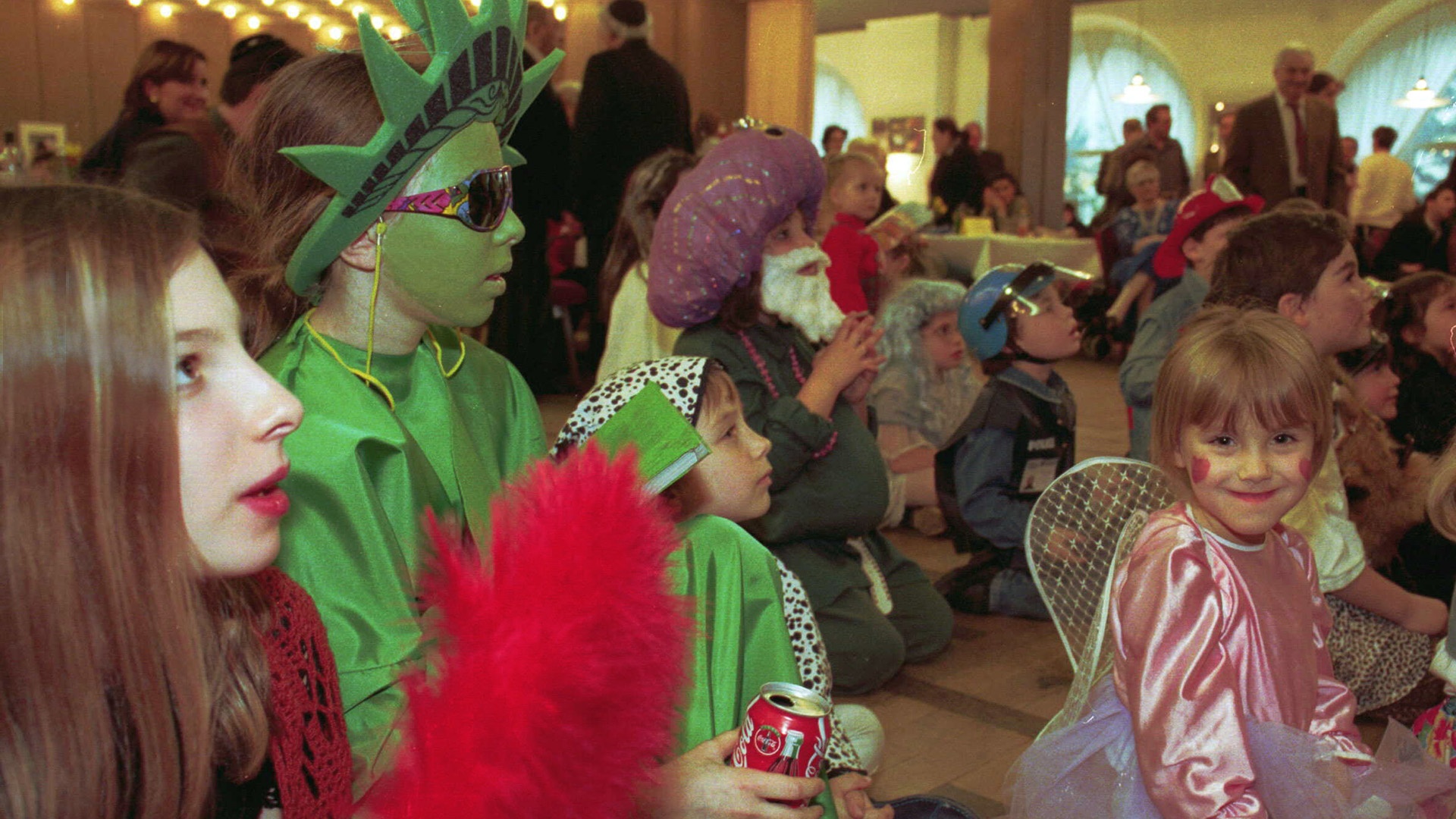 Bunt verkleidete jüdische Kinder feiern das Purim-Fest in Köln