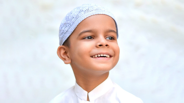 Glücklicher muslimischer Junge