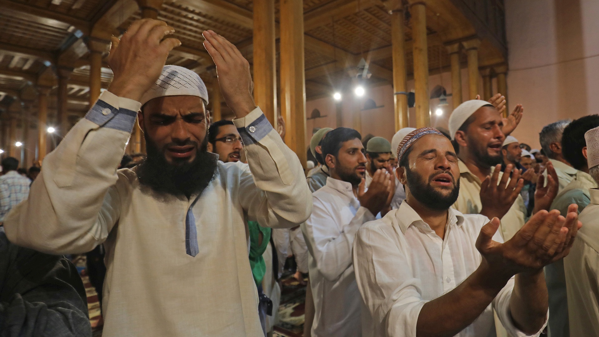 Betende Muslime halten Hände in die Höhe
