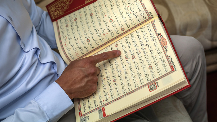 Ein Student liest im Koran.