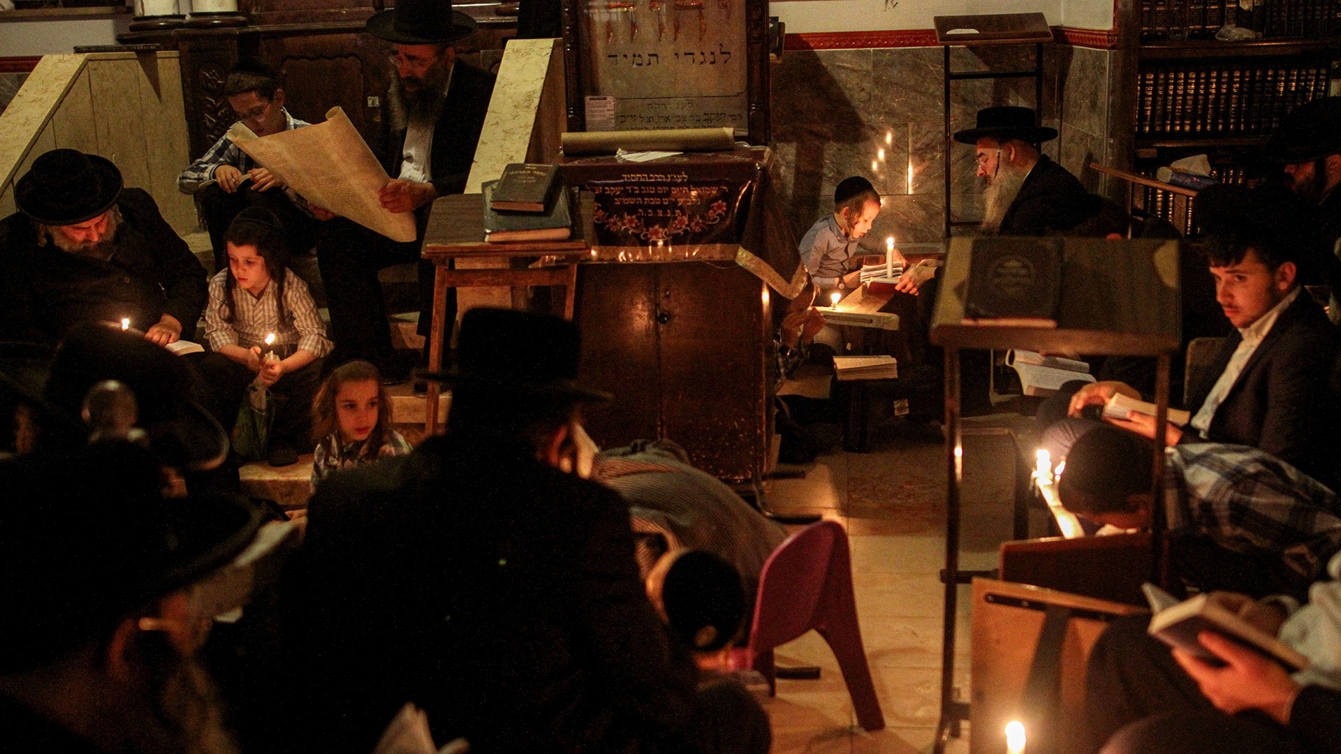 jüdische Männer lesen mit Kerzen aus dem Buch Eicha