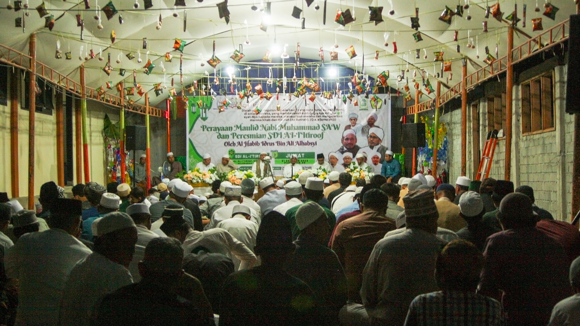 Viele Gläubige feiern Mevlid Kandili gemeinsam in Indonesien