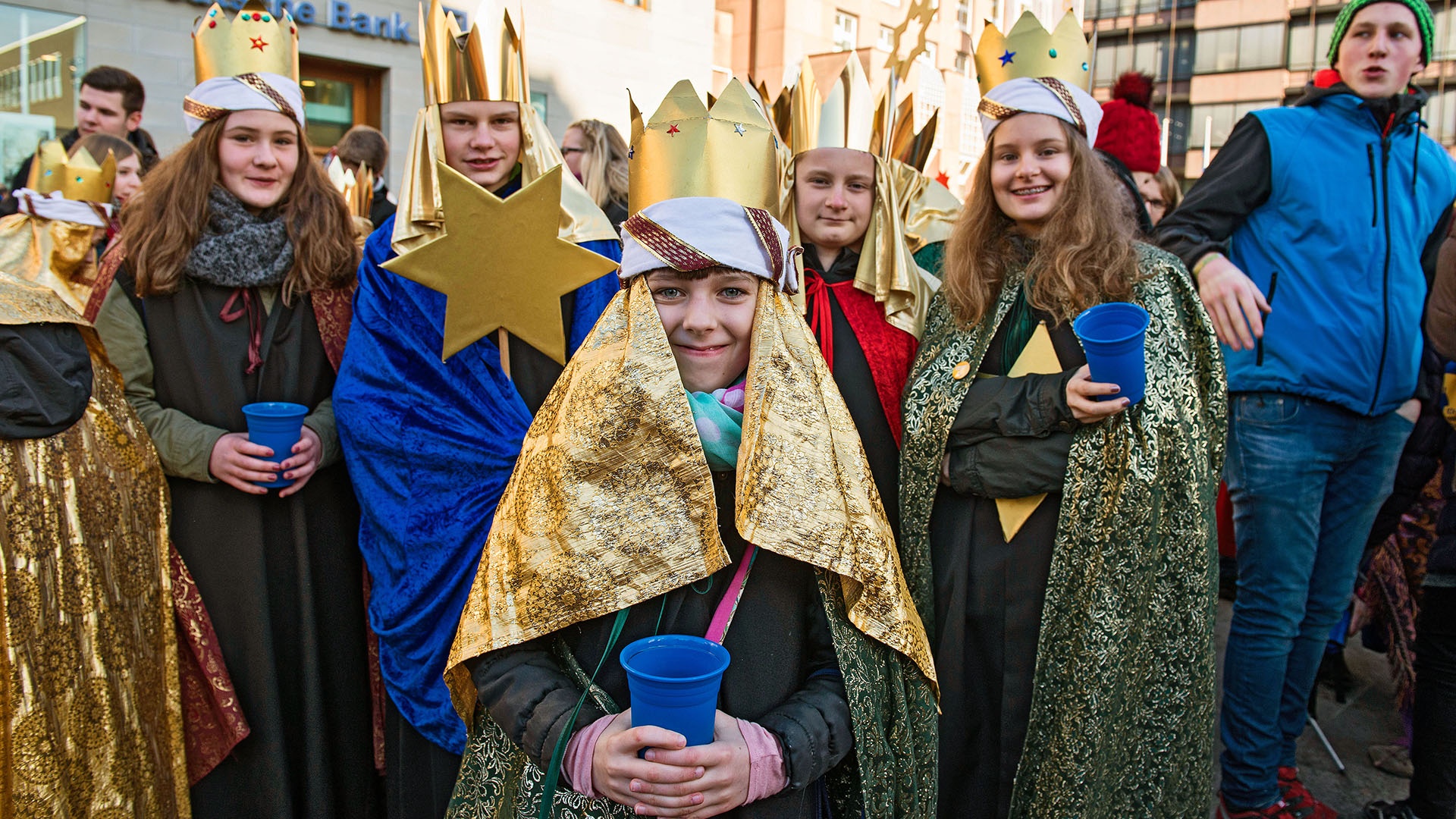 als Könige verkleidete Kindern bei der Sternsinger-Aktion in Fulda