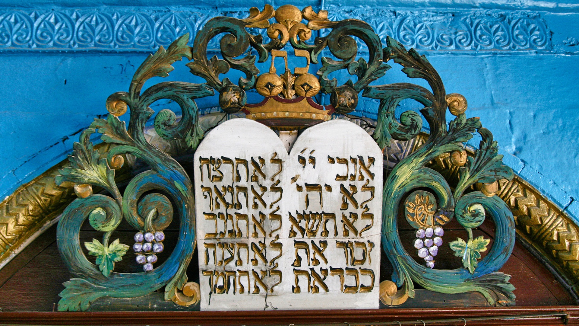 Gebotstafeln in der Josef Caro Synagoge in Safed, Israel