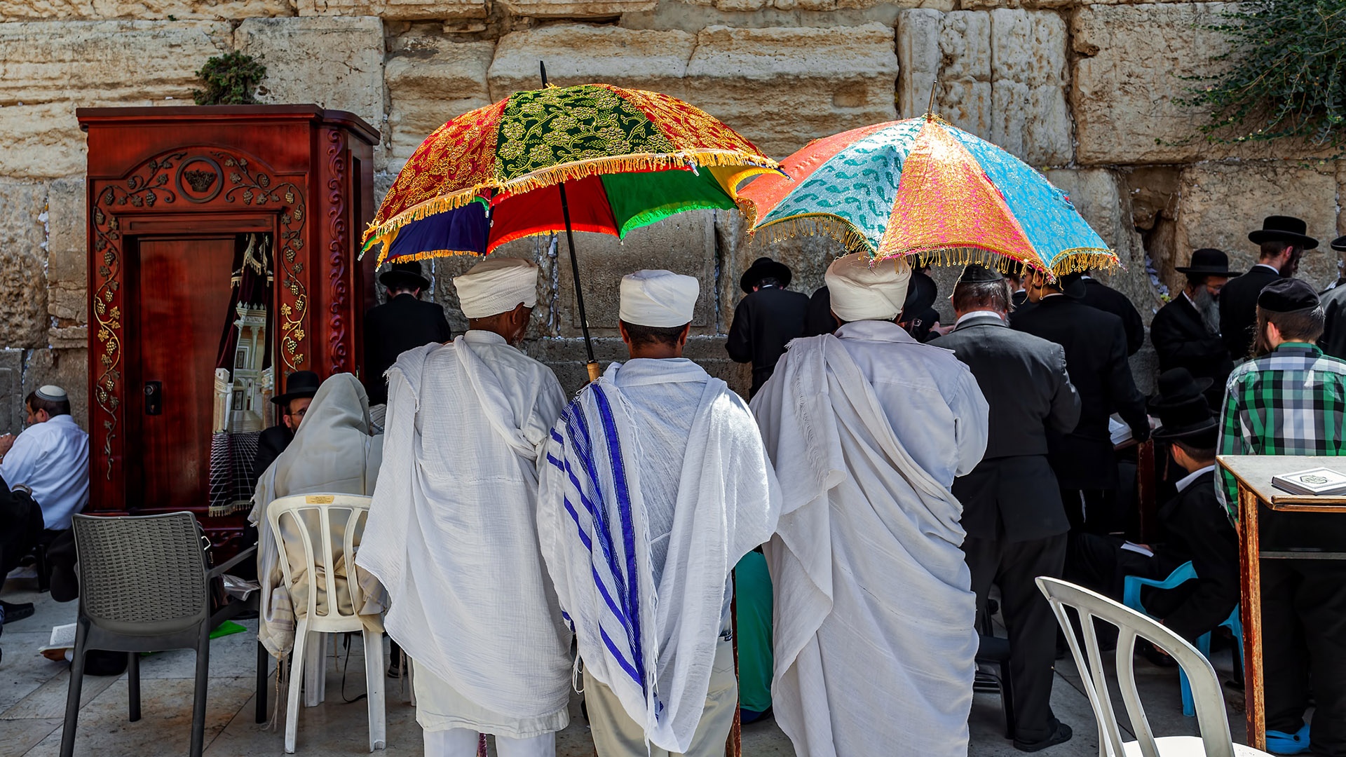 jüdische Gläubige stehen an der Westmauer in Jerusalem