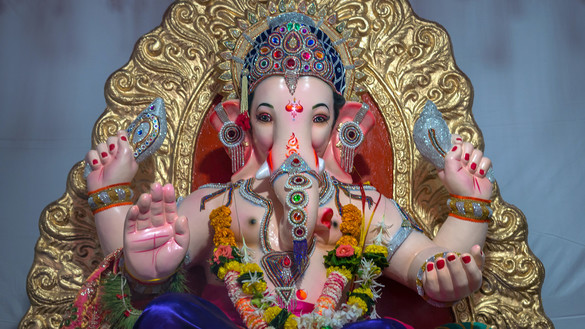 Ganesha-Figur mit Elefantenkopf und vier Armen.