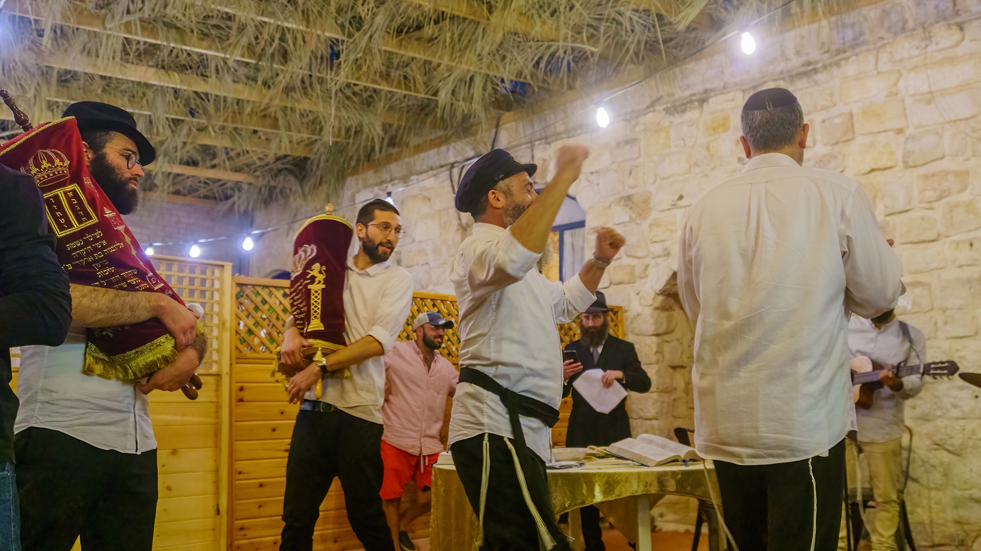 Gläubige tanzen mit Torarollen als Teil der Simchat-Tora-Tradition in Safed in Israel.