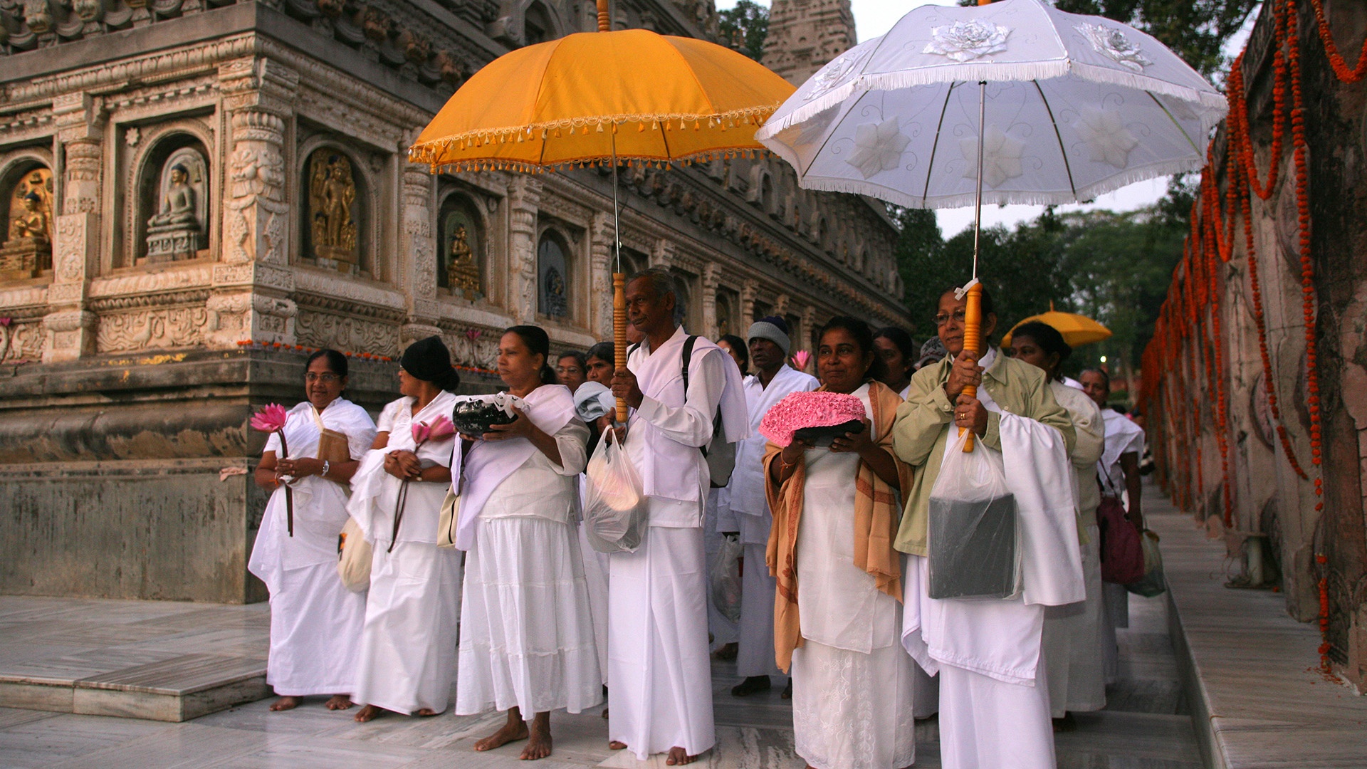 Pilgergruppe in der buddhistischen Tempelanlage in Bodhgaya